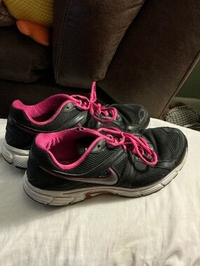 Nike Black Athletic Shoes with Pink Accents size 8.5